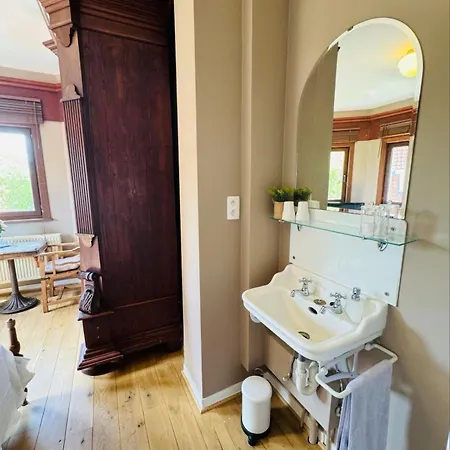 Ruime Slaapkamers Met Badkamers In Belle Epoquevilla- Concessiewijk *
